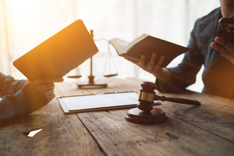 Das Team von Anwälten liest die juristische Überarbeitung des Gesetzesbuchs, um die Gesetze zu verstehen und zu lernen, die ihre Kunden betreffen, und um in der Lage zu sein, Kunden zu beraten, die Rechtsberatung benötigen.